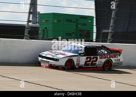 23 juillet 2011 - Nashville, Tennessee, États-Unis - pilote de la série NASCAR Nationwide Brad Keselowski (22) est sur le poteau pour la Federated Auto Parts 300 Super Speedway à Nashville de Nashville, Tennessee. (Crédit Image : © Mitch/jones/ZUMAPRESS.com) mondial Southcreek Banque D'Images