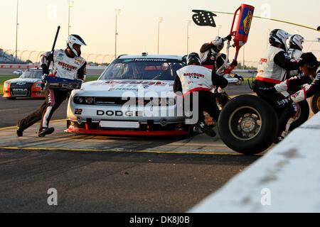 23 juillet 2011 - Nashville, Tennessee, États-Unis - pilote de la série NASCAR Nationwide Brad Keselowski (22) fait un pit stop à la Federated Auto Parts 300 Super Speedway à Nashville de Nashville, Tennessee. (Crédit Image : © Mitch/jones/ZUMAPRESS.com) mondial Southcreek Banque D'Images