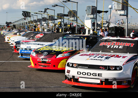 23 juillet 2011 - Nashville, Tennessee, États-Unis - des voitures de course sont alignés et prêts à la Federated Auto Parts 300 Super Speedway à Nashville de Nashville, Tennessee. (Crédit Image : © Mitch/jones/ZUMAPRESS.com) mondial Southcreek Banque D'Images