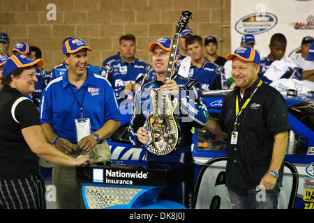 23 juillet 2011 - Nashville, Tennessee, États-Unis - pilote de la série Nationwide de NASCAR Carl Edwards (60) accepte le trophée pour avoir remporté la Federated Auto Parts 300 Super Speedway à Nashville de Nashville, Tennessee. (Crédit Image : © Mitch/jones/ZUMAPRESS.com) mondial Southcreek Banque D'Images