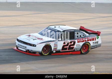 23 juillet 2011 - Nashville, Tennessee, États-Unis - pilote de la série NASCAR Nationwide Brad Keselowski (22) prend l'avance tôt dans la Federated Auto Parts 300 Super Speedway à Nashville de Nashville, Tennessee. (Crédit Image : © Mitch/jones/ZUMAPRESS.com) mondial Southcreek Banque D'Images