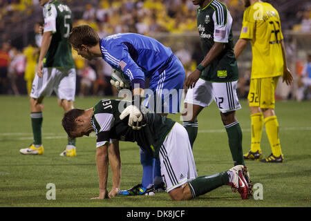 24 juillet 2011 - Columbus, Ohio, États-Unis - Portland Timbers le gardien Troy Perkins (1) jusqu'à Portland Timbers terrain Jack Jewsbury (13) après un jeu pendant la deuxième du jeu entre Portland Timbers et Columbus Crew Stadium, l'équipage à Columbus, Ohio. Défait 1-0 Portland Columbus. (Crédit Image : © Scott Stuart/ZUMAPRESS.com) Southcreek/mondial Banque D'Images