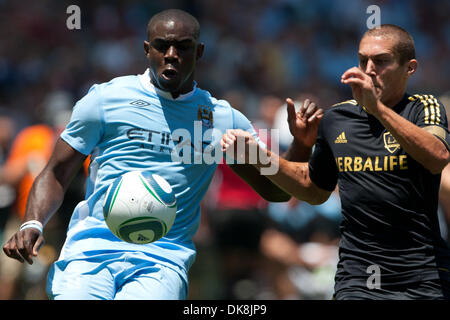 24 juillet 2011 - Carson, Californie, États-Unis - Manchester City FC defender Micah Richards # 2 (L) et Los Angeles Galaxy avant Bryan Jordan # 27 (R) lutte pour la balle durant le match de football entre l'actuel Défi FA Cup, Manchester City et le Los Angeles Galaxy au Home Depot Center. City a ensuite battu la galaxie dans une fusillade après avoir été lié pendant 90 m Banque D'Images