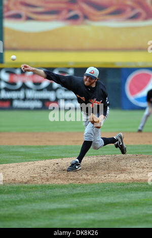 24 juillet 2011 - Camden, New Jersey, United States of America - Bob Zimmerman du Long Island Canards jette un pitch au cours d'une partie de la Ligue de l'Atlantique contre le Camden Riverharks à Camden, New Jersey Le Riversharks battre les canards 6-2. (Crédit Image : © Ken Inness/ZUMApress.com) Southcreek/mondial Banque D'Images