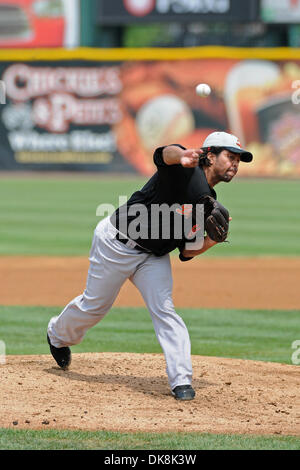 24 juillet 2011 - Camden, New Jersey, United States of America - Long Island Canards pitcher Ruddy Lugo offre un emplacement au cours d'une partie de la Ligue de l'Atlantique contre le Camden Riversharks à Camden, New Jersey Le Riversharks battre les canards 6-2. (Crédit Image : © Ken Inness/ZUMApress.com) Southcreek/mondial Banque D'Images