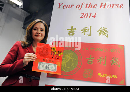 (131203) -- WASHINGTON, D.C., le 3 décembre 2013 (Xinhua) -- Trésorier américain Rosie Rios affiche l 'année de l' lucky argent note lors d'une conférence de presse à Washington DC, capitale des États-Unis, le 3 décembre 2013. Le département du Trésor des États-Unis le mardi a dévoilé son dernier plus de sa saison un dollar, note 'Lucky Money' collection pour célébrer le prochain Nouvel An chinois de Horse en 2014. (Xinhua/Zhang Jun) Banque D'Images