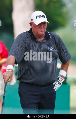 28 juillet 2011 - Toledo, Ohio, États-Unis - Mark Calcavecchia attend de putt en ouverture de la série de jeu de l'AMÉRICAIN Open Championship 2011 Senior tournoi de golf joué au Club Inverness à Toledo en Ohio. (Crédit Image : © Scott Grau/ZUMAPRESS.com) Southcreek/mondial Banque D'Images