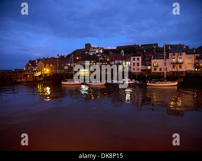 Whitby Harbour inférieur et le poisson jetée à nuit Banque D'Images