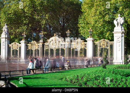 Buckingham Palace et beaucoup de gens. Green Gardens Banque D'Images