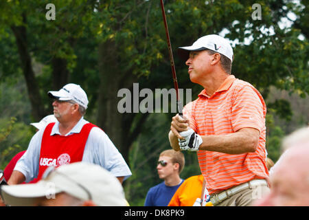 29 juillet 2011 - Toledo, Ohio, États-Unis - Bob Tway regarde son coup de départ au cours du deuxième tour de jouer du 2011 U.S. Open Senior tournoi de golf de championnat joué au Club Inverness à Toledo en Ohio. (Crédit Image : © Scott Grau/ZUMAPRESS.com) Southcreek/mondial Banque D'Images