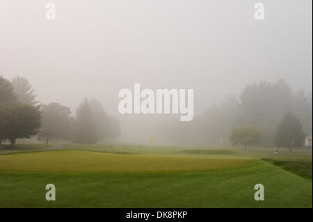 29 juillet 2011 - White Sulphur Springs, West Virginia, États-Unis - Le brouillard couvre le premier fairway trou mais pas le premier vert au cours de la session du matin de la deuxième ronde de la Classique Greenbrier au Greenbrier Resort. Le brouillard a causé un retard de 30 minutes. (Crédit Image : © Geoff Bolte/ZUMAPRESS.com) Southcreek/mondial Banque D'Images