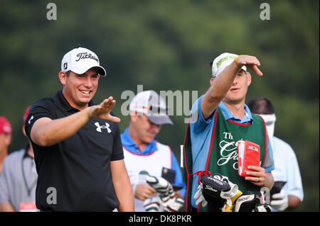 29 juillet 2011 - White Sulphur Springs, West Virginia, États-Unis - Scott Stallings rit avec son caddy en parlant de la 3e trous au cours de la deuxième série de la Greenbrier Classic à la Greenbrier Resort. (Crédit Image : © Geoff Bolte/ZUMAPRESS.com) Southcreek/mondial Banque D'Images