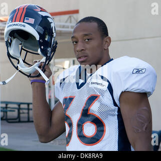 30 juillet 2011 - Centennial, Colorado, USA - CB CHRIS HARRIS entre dans le champ de pratique au cours de la Denver Broncos Training Camp samedi matin à Dove Valley dans la région de Centennial, Colorado. (Crédit Image : © Hector Acevedo/ZUMAPRESS.com) Banque D'Images