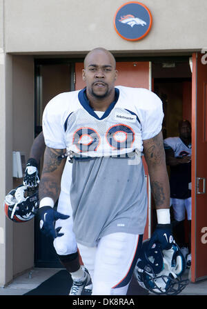 30 juillet 2011 - Centennial, Colorado, USA - DT KEVIN VICKERSON entre dans le champ de pratique au cours de la Denver Broncos Training Camp samedi matin à Dove Valley dans la région de Centennial, Colorado. (Crédit Image : © Hector Acevedo/ZUMAPRESS.com) Banque D'Images