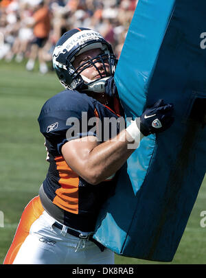 30 juillet 2011 - Centennial, Colorado, USA - FB AUSTIN SYLVESTER hits la luge durant le blocage à l'exercices de Denver Broncos Training Camp samedi matin à Dove Valley dans la région de Centennial, Colorado. (Crédit Image : © Hector Acevedo/ZUMAPRESS.com) Banque D'Images