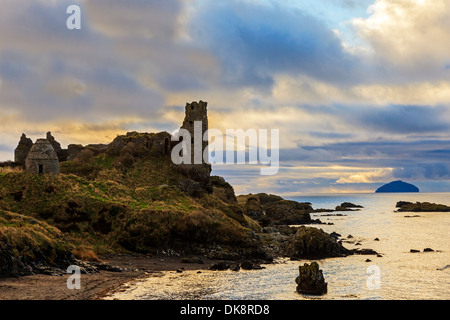 Château de Dunure au coucher du soleil surplombant le Firth of Clyde de l'île d'Ailsa Craig, dans la distance, Banque D'Images
