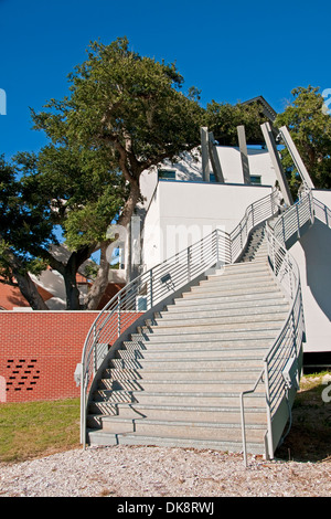 Ohr-O'Keefe Museum of Art, conçu par Frank O. Gehry, sous les chênes majestueux le long de la côte du golfe du Mississippi sur son à Biloxi. Banque D'Images