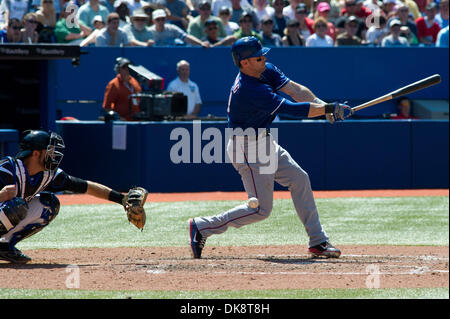 30 juillet 2011 - Toronto, Ontario, Canada - Texas Rangers joueur Michael Young (10) frappe dehors balançant dans la huitième manche contre les Blue Jays de Toronto. Les Texas Rangers a défait les Blue Jays de Toronto 3 - 0 au Rogers Centre, Toronto (Ontario). (Crédit Image : © Keith Hamilton/ZUMAPRESS.com) Southcreek/mondial Banque D'Images