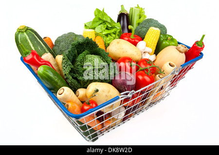 Un panier plein de légumes sur un fond blanc. Banque D'Images