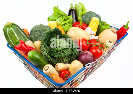 Un panier plein de légumes sur un fond blanc. Banque D'Images