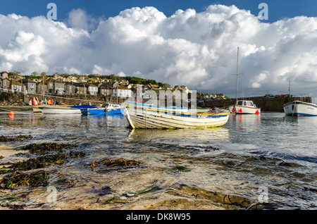 Bateaux amarrés dans le port Mousehole. Mousehole, Cornwall, Angleterre. Banque D'Images