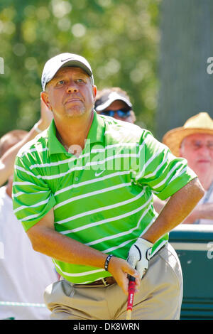 31 juillet 2011 - Toledo, Ohio, États-Unis - Jeff Roth regarde son coup de départ sur le 6e trou lors de la ronde finale de jouer du 2011 U.S. Open Senior tournoi de golf de championnat joué au Club Inverness à Toledo en Ohio. Roth a terminé à égalité en 15e place avec un 4-sous 280. (Crédit Image : © Scott Grau/ZUMAPRESS.com) Southcreek/mondial Banque D'Images