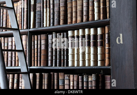 Étagères dans la Long Room à Trinity College Library à Dublin Banque D'Images