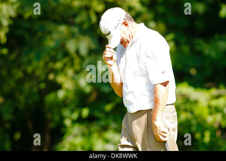 31 juillet 2011 - Toledo, Ohio, États-Unis - Jay Haas réagit à son birdie putt sur le 16e vert pendant le dernier tour de jeu de l'US Open Senior 2011 Tournoi de golf de championnat joué au Club Inverness à Toledo en Ohio. Haas a terminé à égalité en 13e place avec un 6-sous 278. (Crédit Image : © Scott Grau/ZUMAPRESS.com) Southcreek/mondial Banque D'Images