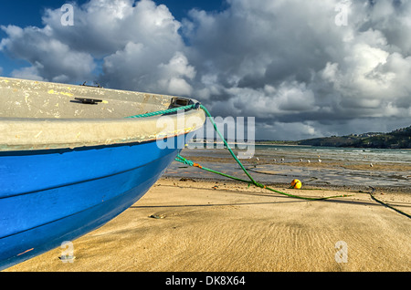 Close up d'un bateau amarré sur la plage à St Ives Harbour. St Ives, Cornwall, Angleterre. Banque D'Images