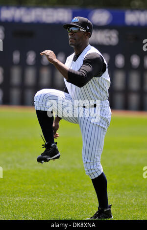 31 juillet 2011 - Trenton, New Jersey, United States of America - Trenton Thunder DH DeAngelo Mack s'étend dans le champ avant d'une partie de la Ligue de l'Est contre l'écureuil volant Richmond à Trenton (New Jersey), le Polatouche battre le Thunder 5-0. (Crédit Image : © Ken Inness/ZUMApress.com) Southcreek/mondial Banque D'Images