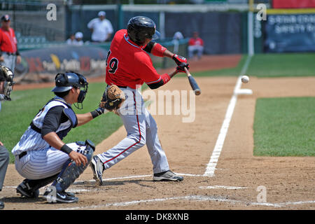 31 juillet 2011 - Trenton, New Jersey, United States of America - Richmond Polatouches batter Francisco Dessons (# 49) pivote à un pitch dans un match de la Ligue de l'Est contre le Thunder de Trenton Trenton (New Jersey), dans les polatouches battre le Thunder 5-0. (Crédit Image : © Ken Inness/ZUMApress.com) Southcreek/mondial Banque D'Images