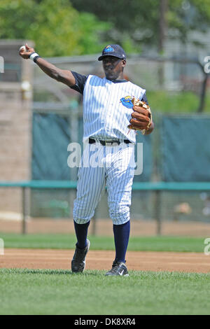 31 juillet 2011 - Trenton, New Jersey, United States of America - Trenton Thunder l'arrêt-court Jose Pirela lance la balle au premier but lors d'un match de la Ligue de l'Est contre l'écureuil volant Richmond à Trenton (New Jersey), le Polatouche battre le Thunder 5-0. (Crédit Image : © Ken Inness/ZUMApress.com) Southcreek/mondial Banque D'Images