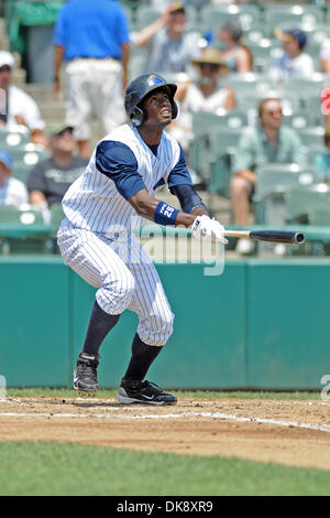 31 juillet 2011 - Trenton, New Jersey, United States of America - Trenton Thunder Mesa Melky pâte fait suite à son swing lors d'un match de la Ligue de l'Est contre l'écureuil volant Richmond à Trenton (New Jersey), le Polatouche battre le Thunder 5-0. (Crédit Image : © Ken Inness/ZUMApress.com) Southcreek/mondial Banque D'Images