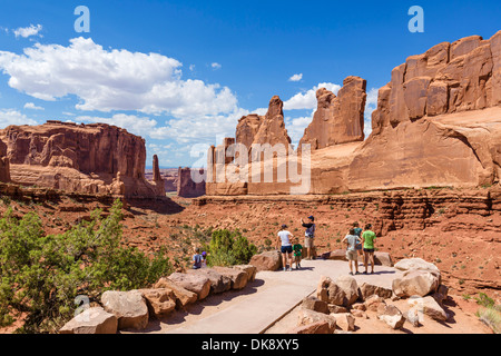 Les marcheurs à la Park Avenue Viewpoint, Arches National Park, Utah, USA Banque D'Images