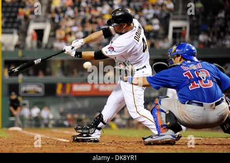 3 août 2011 - Pittsburgh, Pennsylvanie, États-Unis - avec les Chicago Cubs catcher Geovany Soto (18) accroupis derrière Pittsburgh Pirates catcher Ryan Doumit Doumit, prend la troisième grève pour mettre fin au jeu en neuvième manche comme les Pirates de Pittsburgh prendre sur les Cubs de Chicago au PNC Park à Pittsburgh, PA....Oursons vaincre les pirates 1-0. (Crédit Image : © Dean Beattie/global/ZUMAPRESS Southcreek.co Banque D'Images