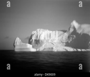 L'antarctique, floue image en noir et blanc d'iceberg tabulaire flottant près l'île de la déception dans les Shetland du Sud Banque D'Images