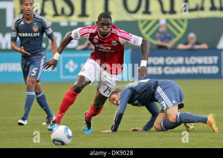 3 août 2011 - Portland, Oregon, United States of America - Portland Timbers terrain James Marcelin (14) travaille autour de Los Angeles Galaxy defender Gregg Berhalter (3) au cours de l'action au premier semestre Jeld-Wen Field. (Crédit Image : © Mike Albright/global/ZUMAPRESS.com) Southcreek Banque D'Images