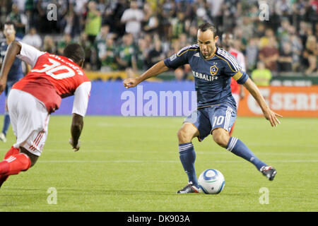 3 août 2011 - Portland, Oregon, United States of America - Portland Timbers terrain Lovel Palmer (30) force la galaxie de Los Angeles l'avant Landon Donovan (10) de faire un mouvement à Jeld-Wen Field. (Crédit Image : © Mike Albright/global/ZUMAPRESS.com) Southcreek Banque D'Images