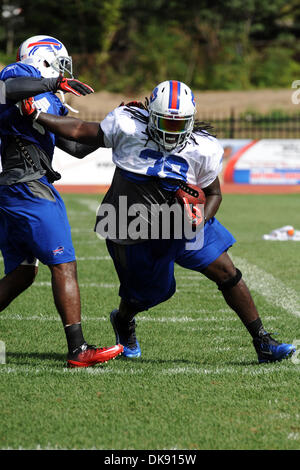 Le 5 août, 2011 - Rochester, New York, États-Unis - Buffalo Bills fullback Corey MCINTYRE (38) pauses autour d'un défenseur lors d'une mêlée de l'équipe au camp d'entraînement à Saint John Fisher à Rochester, NY (crédit Image : © Michael Johnson/ZUMAPRESS.com) Southcreek/mondial Banque D'Images