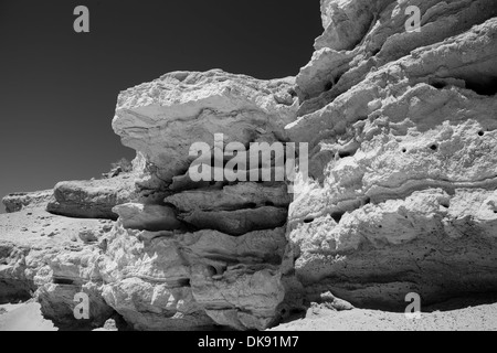 Rock des modèles dans une falaise du désert érodé en noir et blanc. Banque D'Images