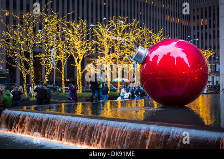 Ornement de Noël géant à 1251 Sixth Avenue le 25 décembre 2012 à New York. Banque D'Images