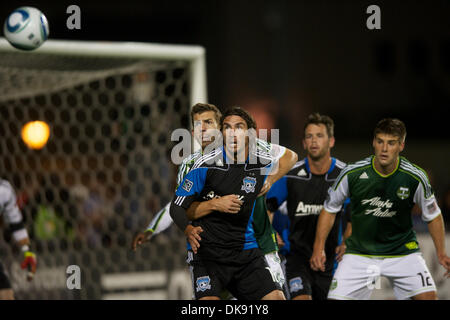 Le 6 août, 2011 - Santa Clara, Californie, États-Unis - Bois d'humains Eric Brunner (5) et les tremblements de l'avant Alan Gordon (16) attendre une croix pendant le match entre le MLS San Jose Earthquakes et les Timbers de Portland au Buck Shaw Stadium de Santa Clara, CA. Les équipes se sont installés pour un match nul. (Crédit Image : © Matt Cohen/ZUMAPRESS.com) Southcreek/mondial Banque D'Images