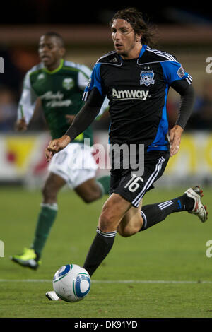 Le 6 août, 2011 - Santa Clara, Californie, États-Unis - les tremblements de terre de l'avant Alan Gordon (16) Recherche pour l'espace au cours de la correspondance entre le MLS San Jose Earthquakes et les Timbers de Portland au Buck Shaw Stadium de Santa Clara, CA. Les équipes se sont installés pour un match nul. (Crédit Image : © Matt Cohen/ZUMAPRESS.com) Southcreek/mondial Banque D'Images