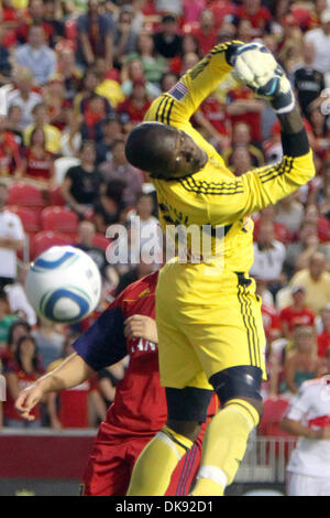 6 août 2011 - Sandy, Utah, États-Unis - New York Red Bulls gardien Bouna Coundoul juste rate la balle et permet presque un but du Real Salt Lake, dans la deuxième moitié dans Rio Tinto Stadium à Sandy, Utah. (Crédit Image : © Stephen Holt/ZUMAPRESS.com) Southcreek/mondial Banque D'Images