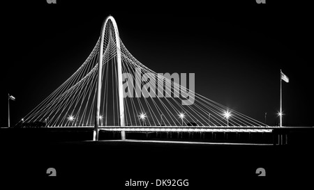 Margaret Hunt Hill bridge by night à Dallas, USA. Banque D'Images