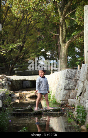 Kid japonais dans la campagne Banque D'Images