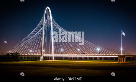 Margaret Hunt Hill bridge by night Le 23 octobre 2013 à Dallas, USA Banque D'Images