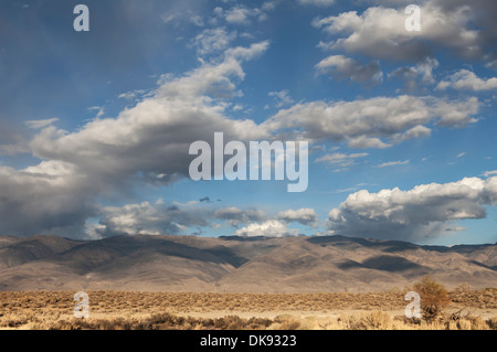 Les nuages qui se forment sur les ombres intéressantes dans les montagnes la California high desert. Banque D'Images
