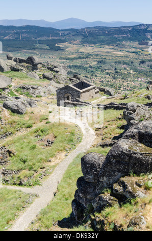 Vue sur les ruines de la chapelle Saint Miguel forteresse au-dessus du village de Monsanto, Portugal Banque D'Images