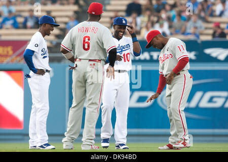Le 8 août, 2011 - Los Angeles, Californie, États-Unis - Los Angeles Dodgers shortstop Dee Gordon # 9 (L) Le joueur de premier but des Phillies de Philadelphie Ryan Howard # 6 (2L) le voltigeur des Dodgers de Los Angeles, Tony Gwynn # 10 (2e R) et l'arrêt-court des Phillies de Philadelphie Jimmy Rollins # 11 (R) rire, c'est avant le match de la Ligue Majeure de Baseball entre les Philadelphia Phillies et les Dodgers de Los Angeles au D Banque D'Images